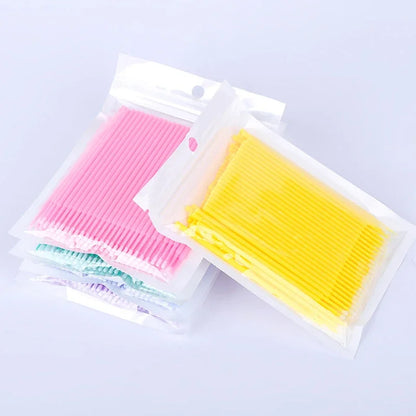100PCS Cepillos de limpieza de pestañas – Micro algodón Swabs para extensiones de lash y eliminación de maquillaje